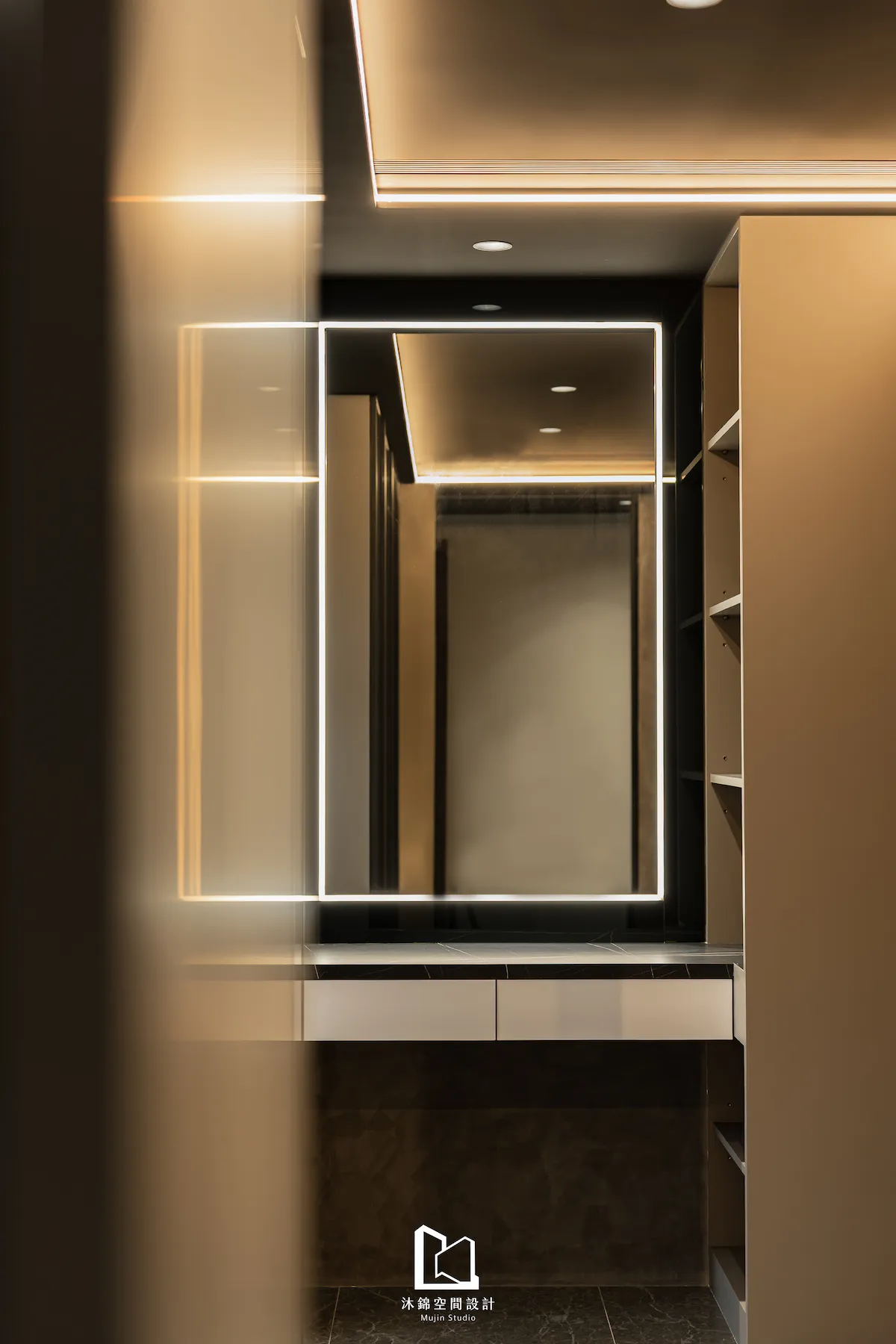 現代化妝鏡與方形 LED 燈框